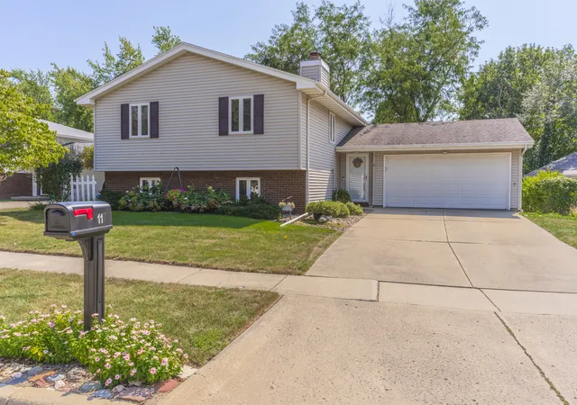Single family home for sale at 11 Brookshire Green, Bloomington, IL 61704 | MLS# 12796697