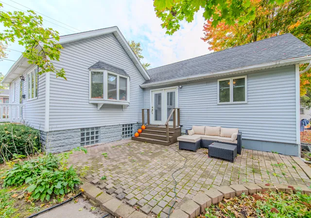Photo 3 of Single family home for sale at 1022 Creve Coeur St, La Salle, IL 61301 | MLS# 12796700 | Listing updated on 2026-10-29