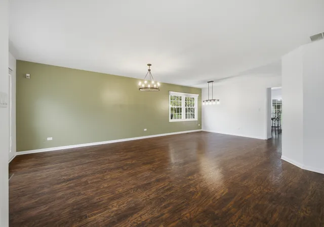 Photo 3 of Single family home for sale at 625 Dogleg Ln, Bartlett, IL 60103 | MLS# 12796709 | Listing updated on 2026-10-30