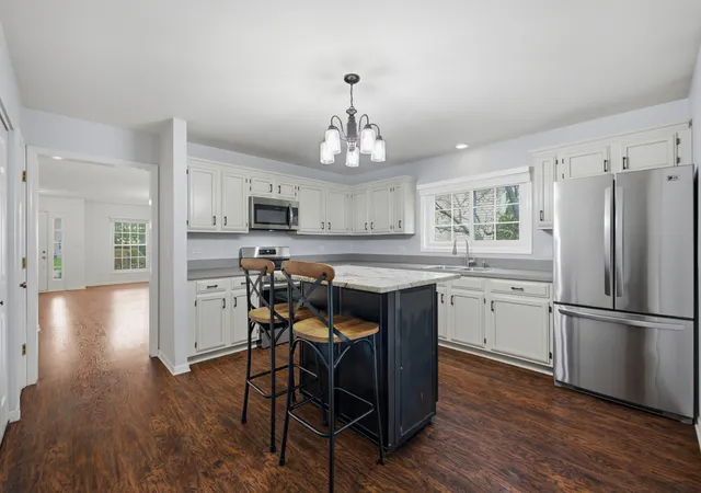 Photo 4 of Single family home for sale at 625 Dogleg Ln, Bartlett, IL 60103 | MLS# 12796709 | Listing updated on 2026-10-30
