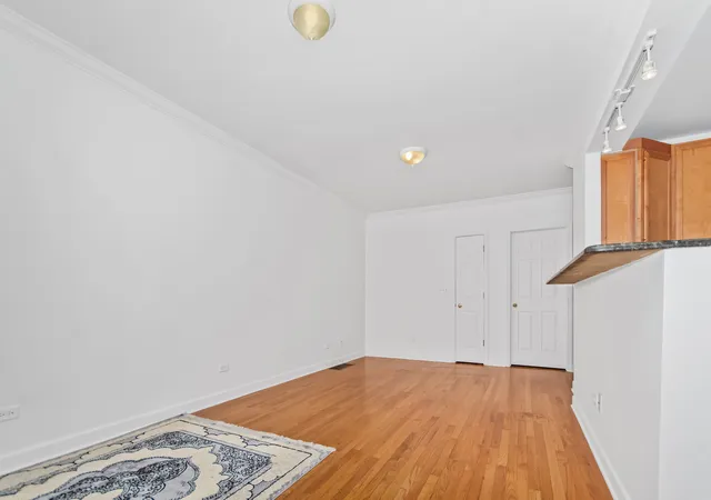 Listing Photo 4 - Condo for sale in building located at 2514 W N Shore Ave, Chicago, IL 60645 - Unit #1