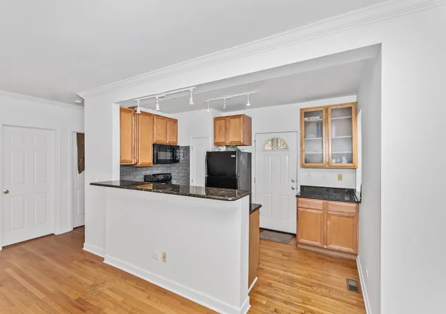 Listing Photo 5 - Condo for sale in building located at 2514 W N Shore Ave, Chicago, IL 60645 - Unit #1