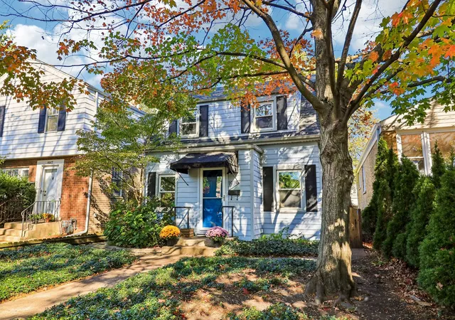 Photo 2 of Single family home for sale at 1915 Warren St, Evanston, IL 60202 | MLS# 12796723 | Listing updated on 2026-10-29