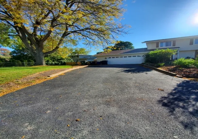 Photo 2 of Single family home for sale at 430 Shagbark Ln, Lindenhurst, IL 60046 | MLS# 12796738 | Listing updated on 2026-10-29