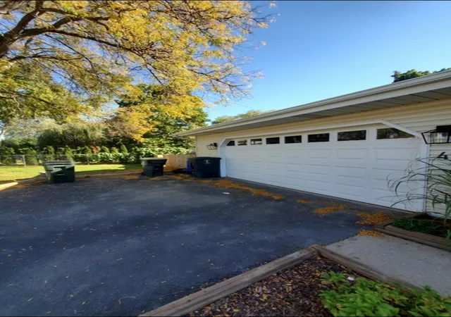 Photo 3 of Single family home for sale at 430 Shagbark Ln, Lindenhurst, IL 60046 | MLS# 12796738 | Listing updated on 2026-10-29
