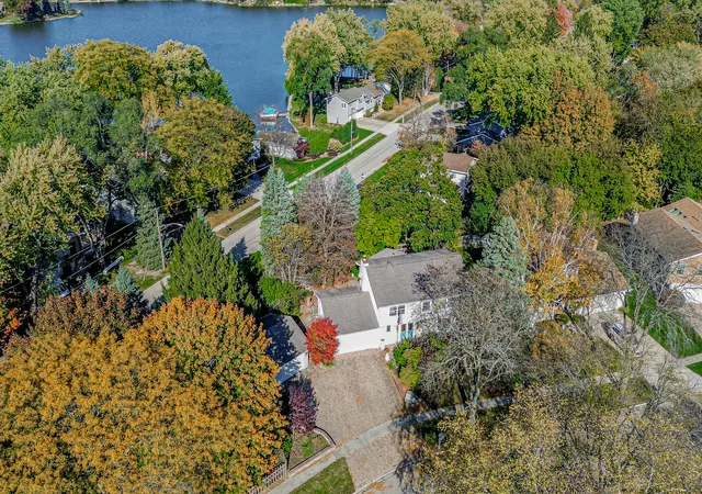 Photo 2 of Single family home for sale at 218 Londonderry Ct, Mundelein, IL 60060 | MLS# 12796749 | Listing updated on 2026-10-30