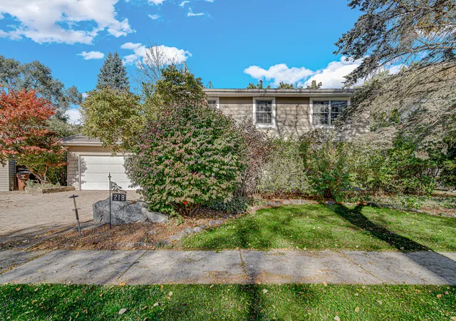 Photo 4 of Single family home for sale at 218 Londonderry Ct, Mundelein, IL 60060 | MLS# 12796749 | Listing updated on 2026-10-30