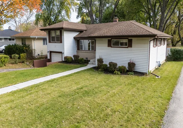 Photo 2 of Single family home for sale at 29 S Hickory St, Palatine, IL 60067 | MLS# 12796759 | Listing updated on 2026-10-29