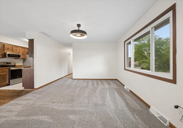Listing Photo 4 - Condo for sale in building located at 1810 Kerrybrook Ct, Sycamore, IL 60178 - Unit #1810