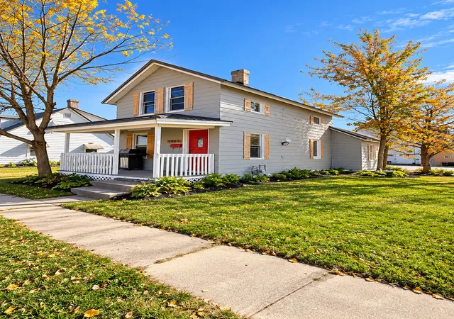 Photo 1 of Single family home for sale at 302 E Carroll St, Lanark, IL 61046 | MLS# 12796820 | Listing updated on 2026-10-30