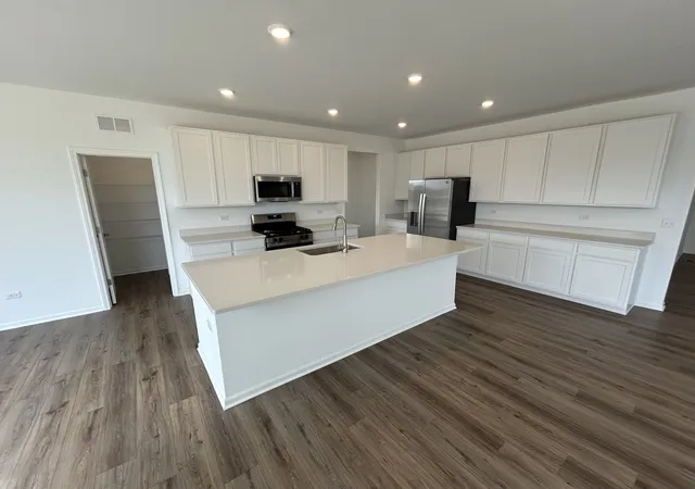 Photo 2 of Single family home for sale at 569 Lismore Cir, Elgin, IL 60124 | MLS# 12796846 | Listing updated on 2026-10-29