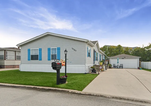 Photo 2 of Manufactured home for sale at 10757 Gateway Dr, Frankfort, IL 60423 | MLS# 12796866 | Listing updated on 2026-10-29