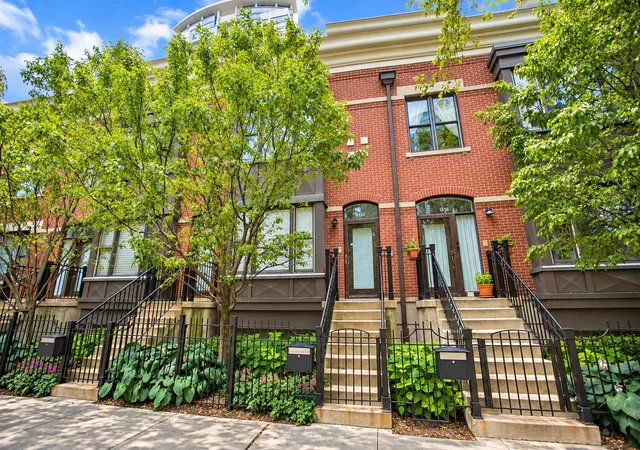 Photo 1 of Townhouse for sale at 1332 S Indiana Ave, Chicago, IL 60605 | MLS# 12797027 | Listing updated on 2026-10-29
