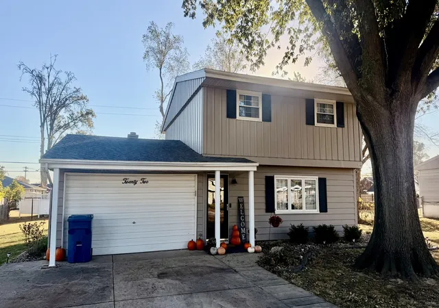 Photo 1 of Single family home for sale at 22 Oak Park Dr W, Centralia, IL 62801 | MLS# 12797033 | Listing updated on 2026-10-30