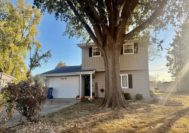 Photo 1 of Single family home for sale at 22 Oak Park Dr W, Centralia, IL 62801 | MLS# 12797033 | Listing updated on 2026-10-30