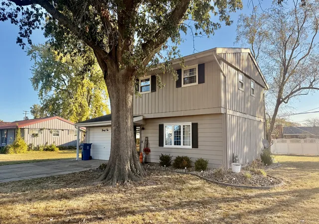 Photo 2 of Single family home for sale at 22 Oak Park Dr W, Centralia, IL 62801 | MLS# 12797033 | Listing updated on 2026-10-30