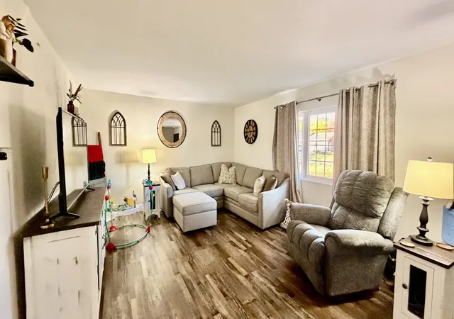 Photo 3 of Single family home for sale at 22 Oak Park Dr W, Centralia, IL 62801 | MLS# 12797033 | Listing updated on 2026-10-30