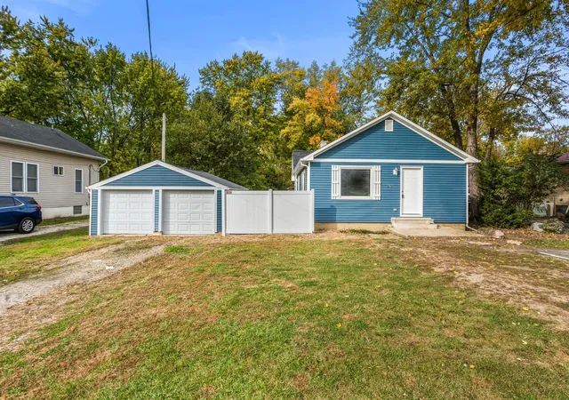 Single family home for sale at 809 Kenwood Rd, Champaign, IL 61821 | MLS# 12797062