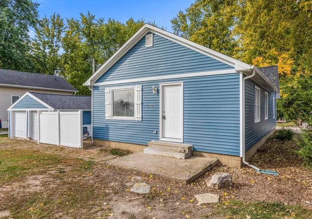Photo 2 of Single family home for sale at 809 Kenwood Rd, Champaign, IL 61821 | MLS# 12797062 | Listing updated on 2026-10-29