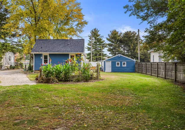 Photo 3 of Single family home for sale at 809 Kenwood Rd, Champaign, IL 61821 | MLS# 12797062 | Listing updated on 2026-10-29