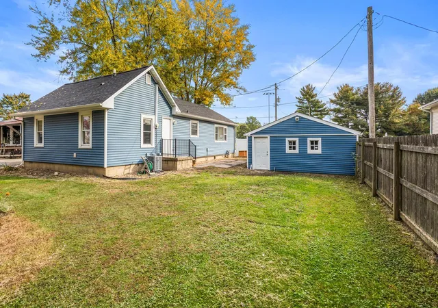 Photo 4 of Single family home for sale at 809 Kenwood Rd, Champaign, IL 61821 | MLS# 12797062 | Listing updated on 2026-10-29