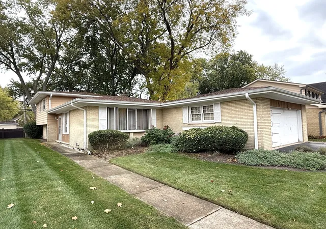 Photo 1 of Single family home for sale at 823 S Dryden Pl, Arlington Heights, IL 60005 | MLS# 12797081 | Listing updated on 2026-10-29