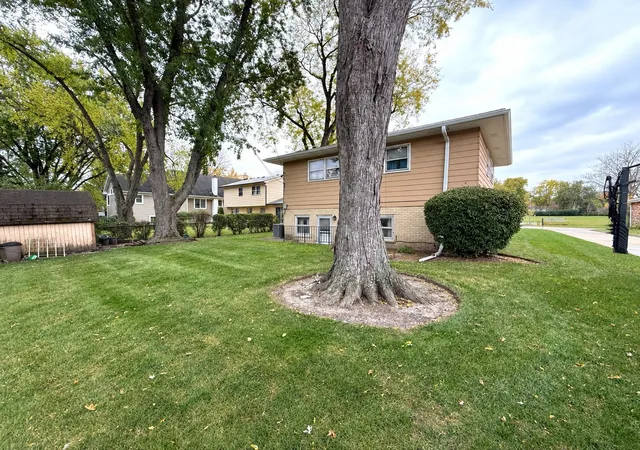 Photo 2 of Single family home for sale at 823 S Dryden Pl, Arlington Heights, IL 60005 | MLS# 12797081 | Listing updated on 2026-10-29