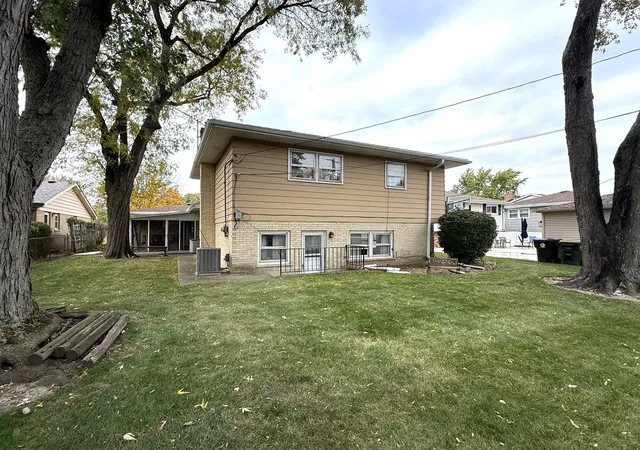Photo 3 of Single family home for sale at 823 S Dryden Pl, Arlington Heights, IL 60005 | MLS# 12797081 | Listing updated on 2026-10-29
