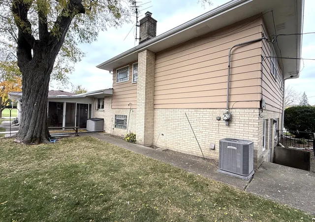 Photo 4 of Single family home for sale at 823 S Dryden Pl, Arlington Heights, IL 60005 | MLS# 12797081 | Listing updated on 2026-10-29