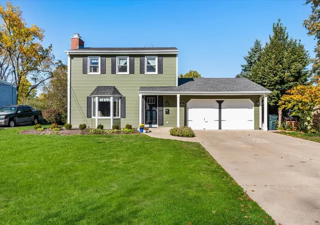 Photo 1 of Single family home for sale at 262 Linden St, Glen Ellyn, IL 60137 | MLS# 12797091 | Listing updated on 2026-10-30