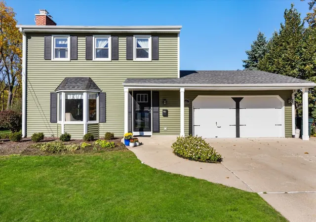 Photo 1 of Single family home for sale at 262 Linden St, Glen Ellyn, IL 60137 | MLS# 12797091 | Listing updated on 2026-10-30