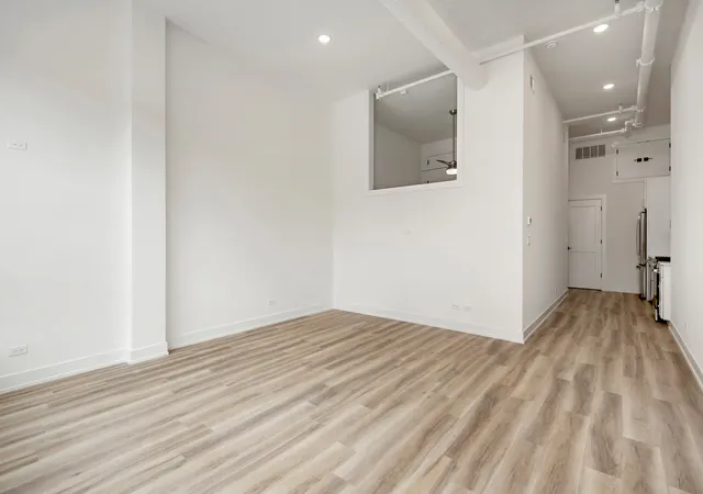 Listing Photo 5 - Condo for sale in building located at 2915 W Belmont Ave, Chicago, IL 60618 - Unit #1B