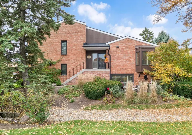Photo 2 of Townhouse for sale at 19w218 Governors Trl, Oak Brook, IL 60523 | MLS# 12797362 | Listing updated on 2026-10-30