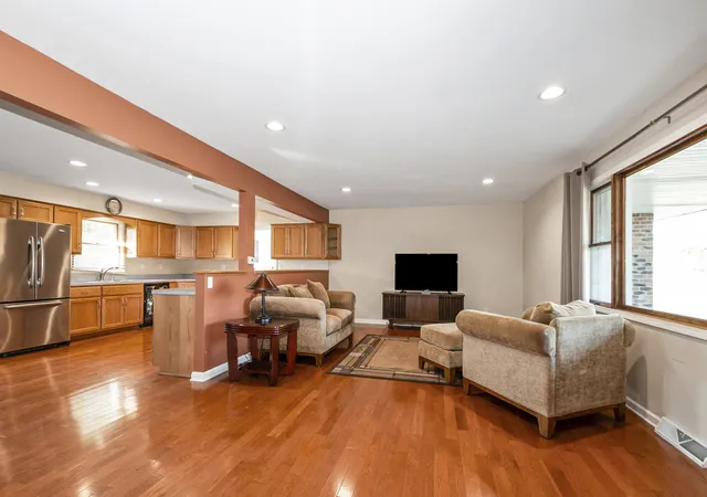 Photo 3 of Single family home for sale at 136 Luther Ln, Frankfort, IL 60423 | MLS# 12797384 | Listing updated on 2026-10-30