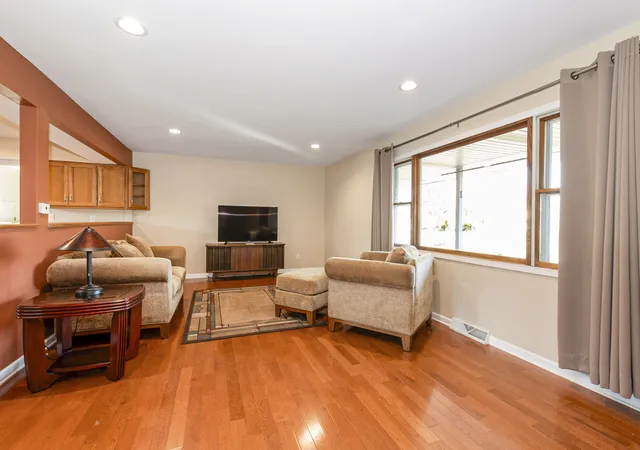 Photo 4 of Single family home for sale at 136 Luther Ln, Frankfort, IL 60423 | MLS# 12797384 | Listing updated on 2026-10-30