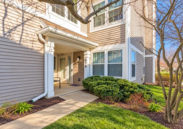 Listing Photo 2 - Condo for sale in building located at 876 Brompton Ct, Carol Stream, IL 60188 - Unit #876
