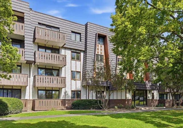Photo 1 of Condo for sale at 13200 W Heiden Cir #2405, Lake Bluff, IL 60044 | MLS# 12797489 | Listing updated on 2026-10-29