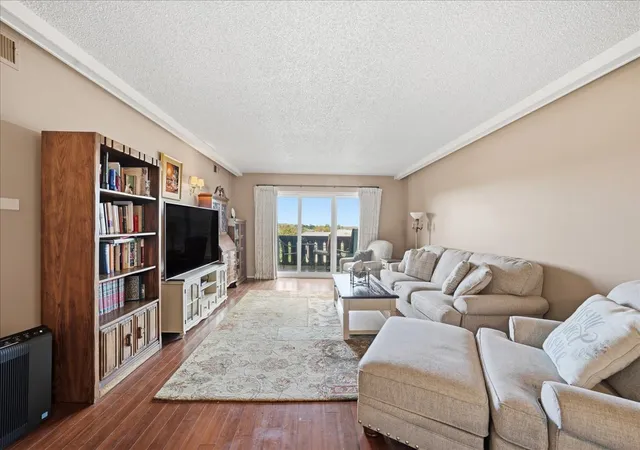 Photo 4 of Condo for sale at 13200 W Heiden Cir #2405, Lake Bluff, IL 60044 | MLS# 12797489 | Listing updated on 2026-10-29