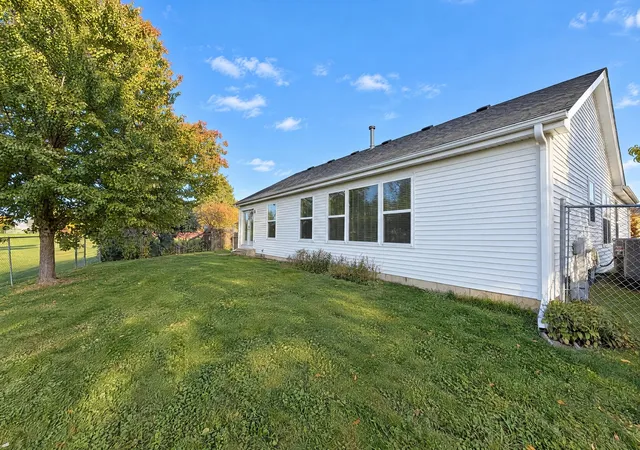 Photo 4 of Single family home for sale at 1890 Cambridge Dr, Carpentersville, IL 60110 | MLS# 12797493 | Listing updated on 2026-10-30