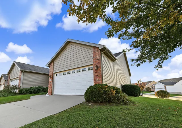Photo 4 of Townhouse for sale at 171 Cassidy Rd, Normal, IL 61761 | MLS# 12797554 | Listing updated on 2026-10-30