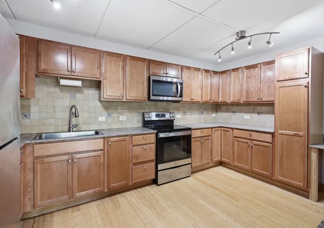 Listing Photo 5 - Condo for sale in building located at 1301 N Western Ave, Forest Lake, IL 60045 - Unit #221