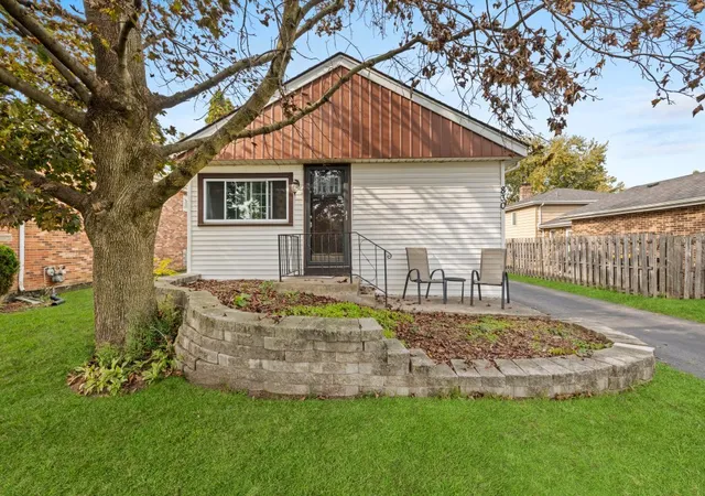 Photo 1 of Single family home for sale at 830 East Ave, La Grange, IL 60525 | MLS# 12797769 | Listing updated on 2026-10-30