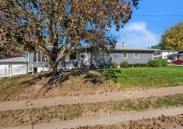 Photo 4 of House for sale at 2106 W Columbia Ave, Davenport, IA 52804 | MLS# 12797777 | Listing updated on 2026-10-30