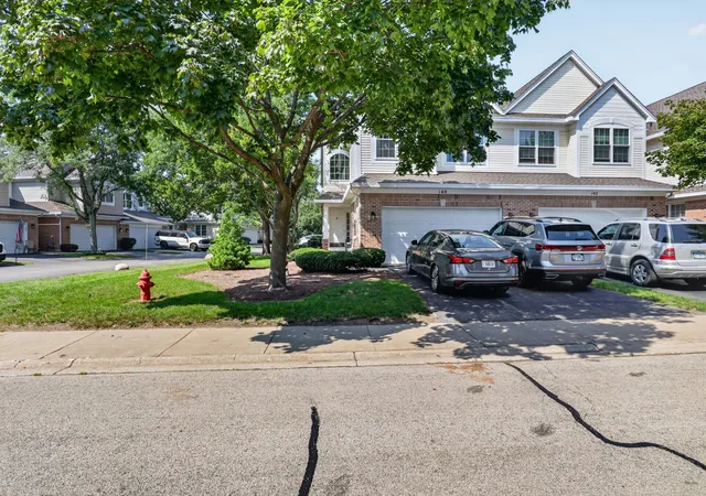 Photo 2 of Townhouse for sale at 140 Bay Dr, Itasca, IL 60143 | MLS# 12798024 | Listing updated on 2026-10-30