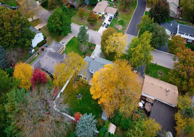Photo 4 of Single family home for sale at 2420 W Downer Pl, Aurora, IL 60506 | MLS# 12798210 | Listing updated on 2026-10-31