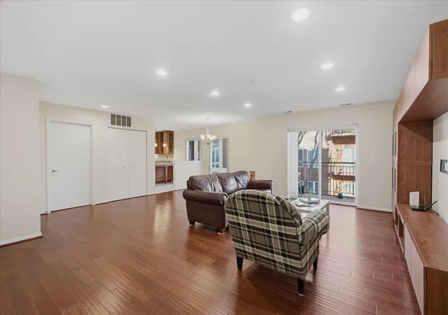 Photo 4 of Condo for sale at 5040 W Warren St #301, Skokie, IL 60077 | MLS# 12798220 | Listing updated on 2026-10-30