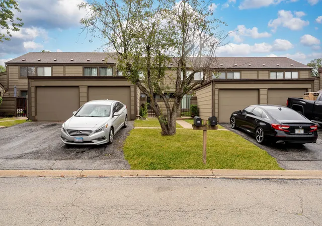 Townhouse for sale at 175 Aberdeen Ct, Geneva, IL 60134 | MLS# 12798264