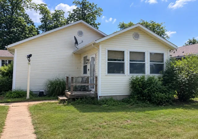 Photo 1 of Single family home for sale at 105 W Willow St, Coal City, IL 60416 | MLS# 12798384 | Listing updated on 2026-10-31