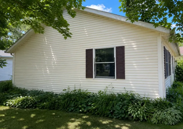 Photo 3 of Single family home for sale at 105 W Willow St, Coal City, IL 60416 | MLS# 12798384 | Listing updated on 2026-10-31
