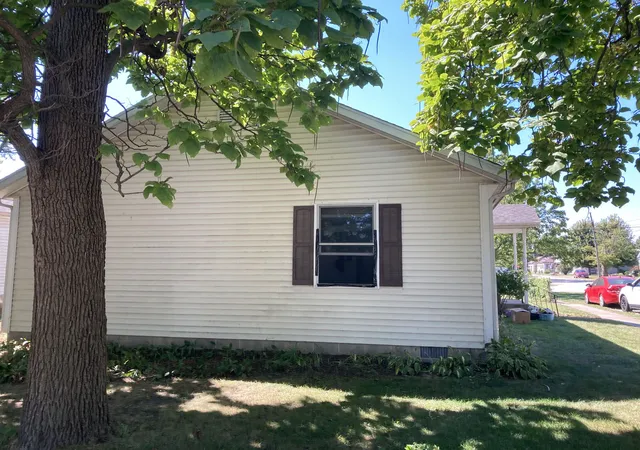 Photo 4 of Single family home for sale at 105 W Willow St, Coal City, IL 60416 | MLS# 12798384 | Listing updated on 2026-10-31